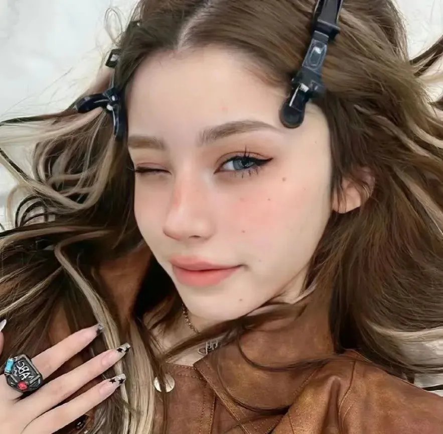 莉香：自称28岁的纯爱怪兽